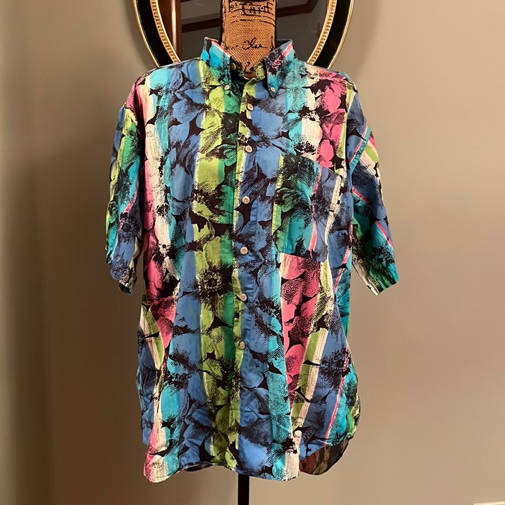 Colours by Alexander Julian button down shirt. Size large 16-16 1/2